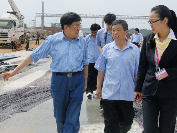 著名白酒專家高景炎再訪四特，題詞獻(xiàn)字