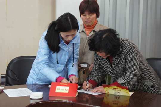 扶貧濟困獻愛心   企業(yè)責任銘心記